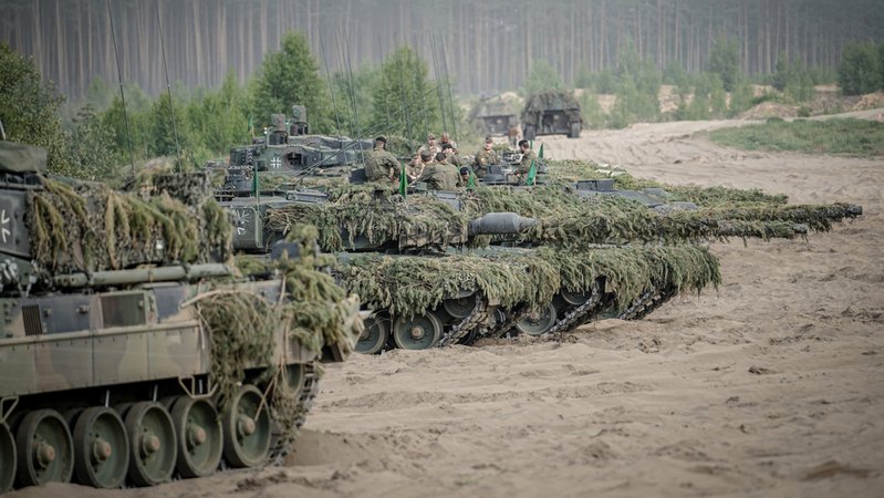 Symbolbild: Soldaten der Bundeswehr mit Leopard 2-Panzern bei einer Nato-Übung 2024 | Bild: dpa-Bildfunk/Kay Nietfeld Symbolbild: Soldaten der Bundeswehr mit Leopard 2-Panzern bei einer Nato-Übung 2024