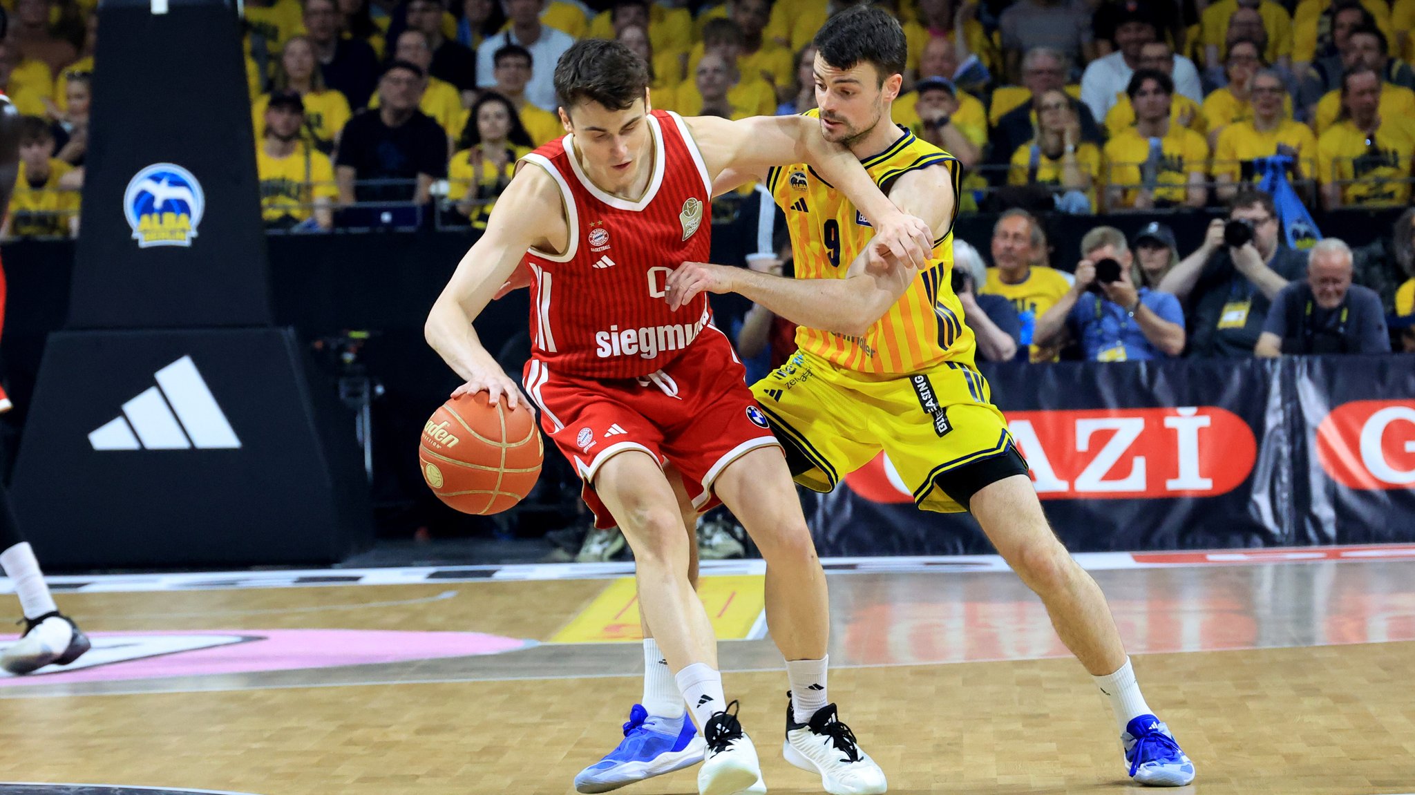 Nenad Dimitrijević wird von Jonas Mattisseck (rechts) verteidigt | Bild: picture alliance / nordphoto GmbH | Engler Nenad Dimitrijević wird von Jonas Mattisseck (rechts) verteidigt