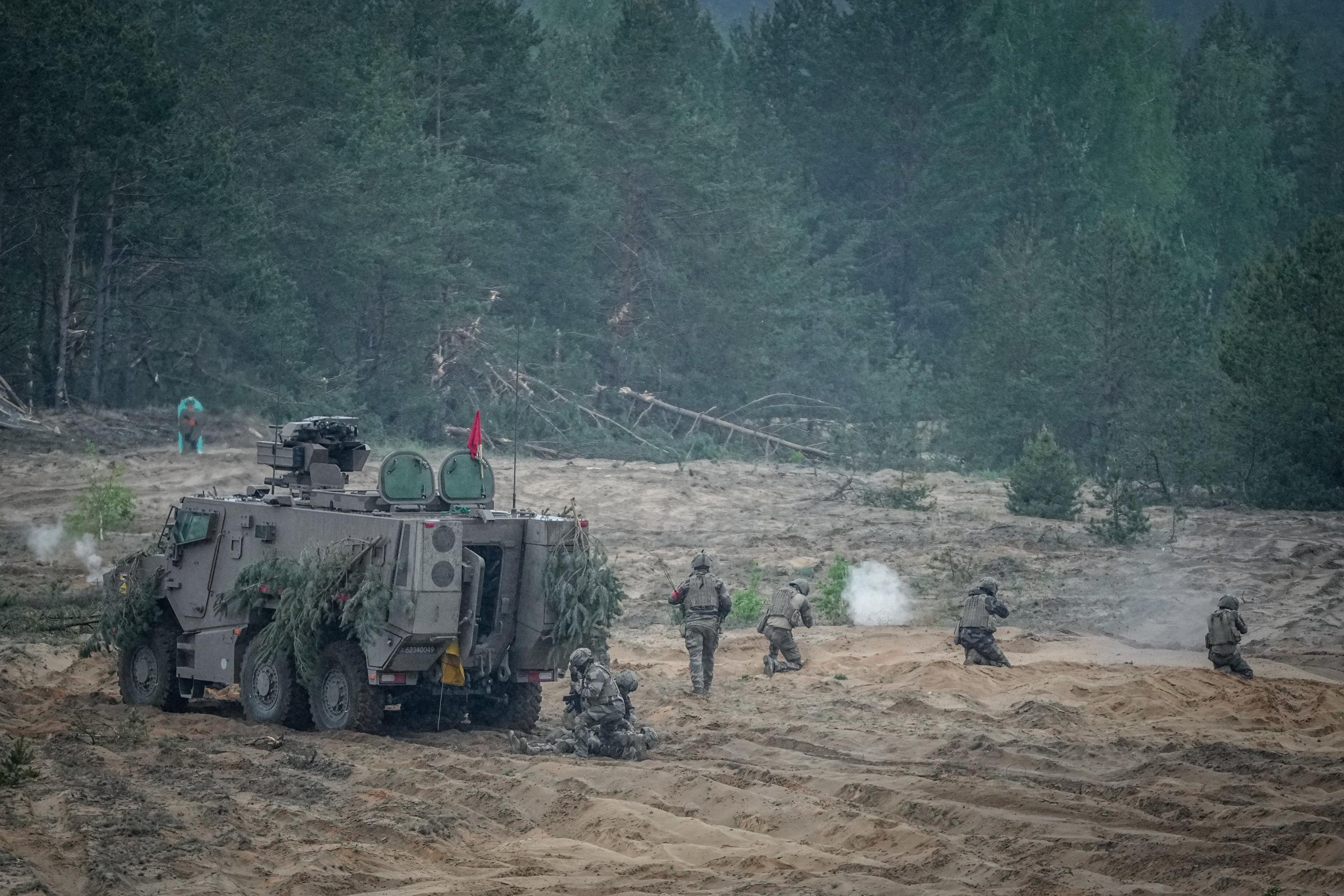 Soldaten in Tarnkleidung bei einer Militärübung