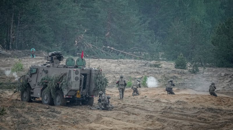 Soldaten in Tarnkleidung bei einer Militärübung | Bild: dpa-Bildfunk/Kay Nietfeld Soldaten in Tarnkleidung bei einer Militärübung
