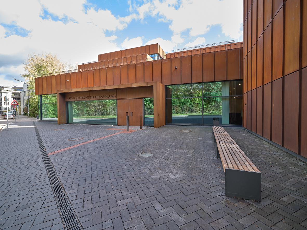 Rostrote Stahlfassade der Archäologischen Staatssammlung an der Lerchenfeldstraße 2 in München.