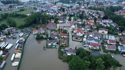 Eine Luftaufnahme zeigt überschwemmte Straßen in Schrobenhausen im Landkreis Neuburg-Schrobenhausen. | Bild:picture alliance/dpa/tv7news | Marc Gruber