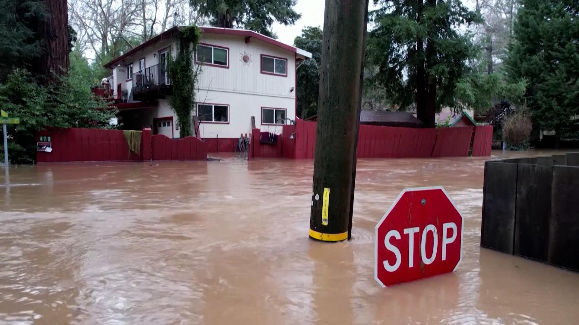 Der US-Bundesstaat Kalifornien ist erneut von schweren Winterstürmen heimgesucht worden. 