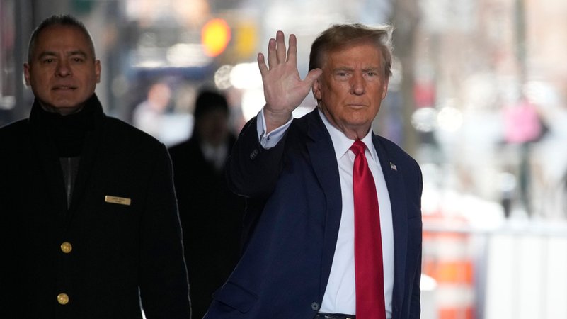 Betrugsprozess: Trump muss über 360 Millionen Dollar zahlen | Bild: dpa-Bildfunk/Bryan Woolston Betrugsprozess: Trump muss über 360 Millionen Dollar zahlen