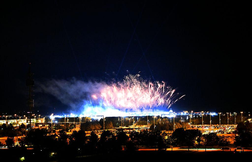 02.08.2024, Bayern, München: Ein Feuerwerk ist über dem Konzertstadion vom Aussichtshügel Riemer Park beim ersten von zehn Konzerten der britischen Sängerin Adele in München zu sehen. Foto: Felix Hörhager/dpa +++ dpa-Bildfunk +++