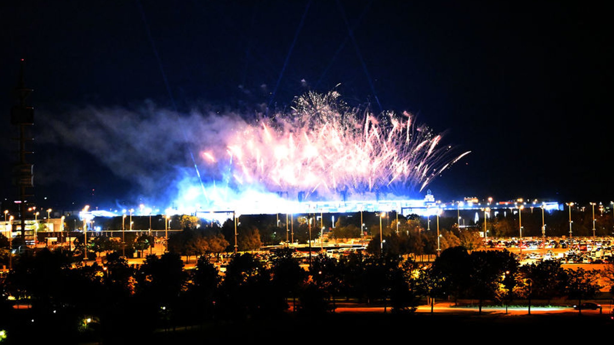 02.08.2024, Bayern, München: Ein Feuerwerk ist über dem Konzertstadion vom Aussichtshügel Riemer Park beim ersten von zehn Konzerten der britischen Sängerin Adele in München zu sehen. Foto: Felix Hörhager/dpa +++ dpa-Bildfunk +++