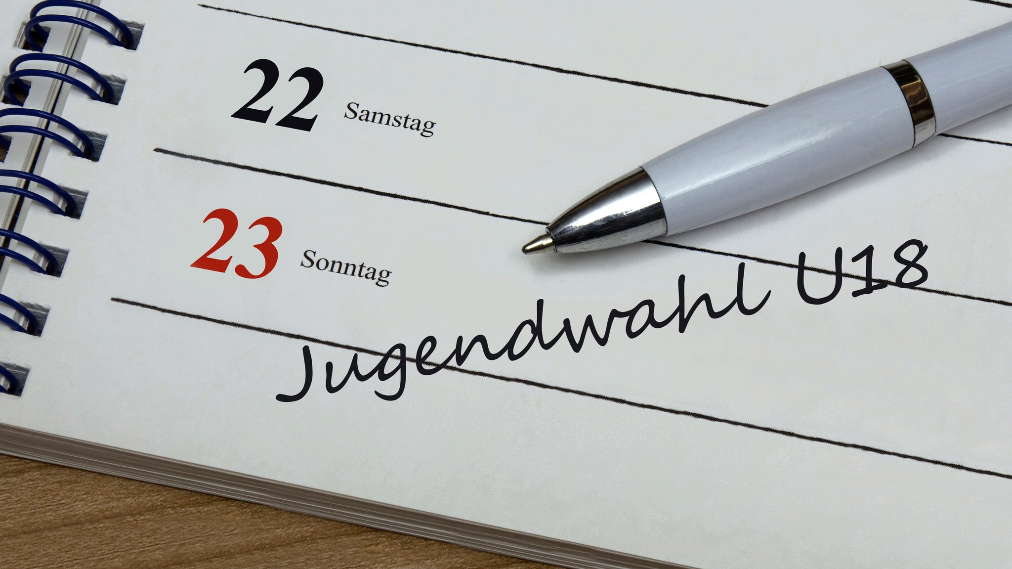 Kalender mit Wahlkreuz und Kugelschreiber sowie Jugendwahl U18