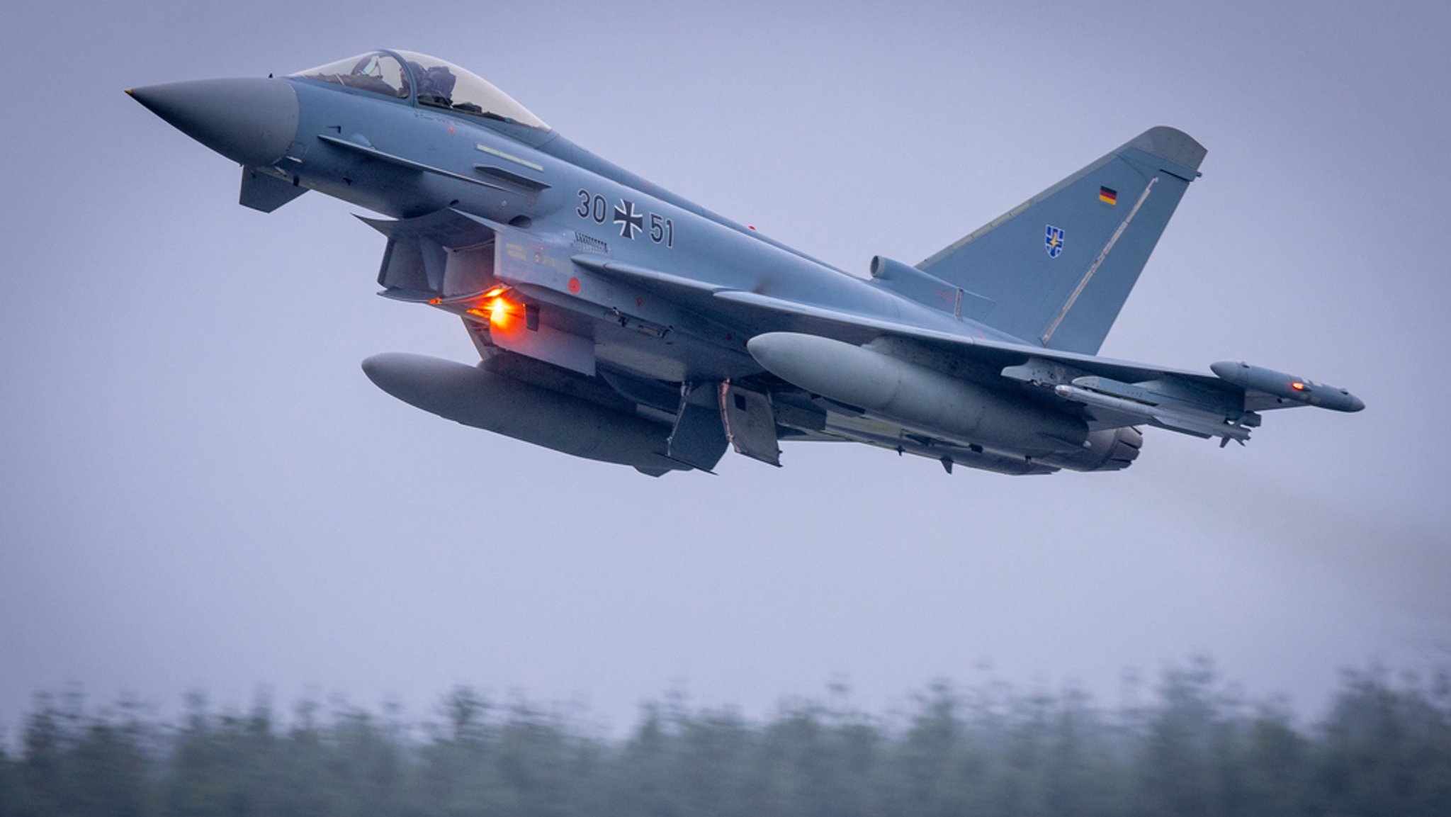 Ein Eurofighter der Bundeswehr startet.