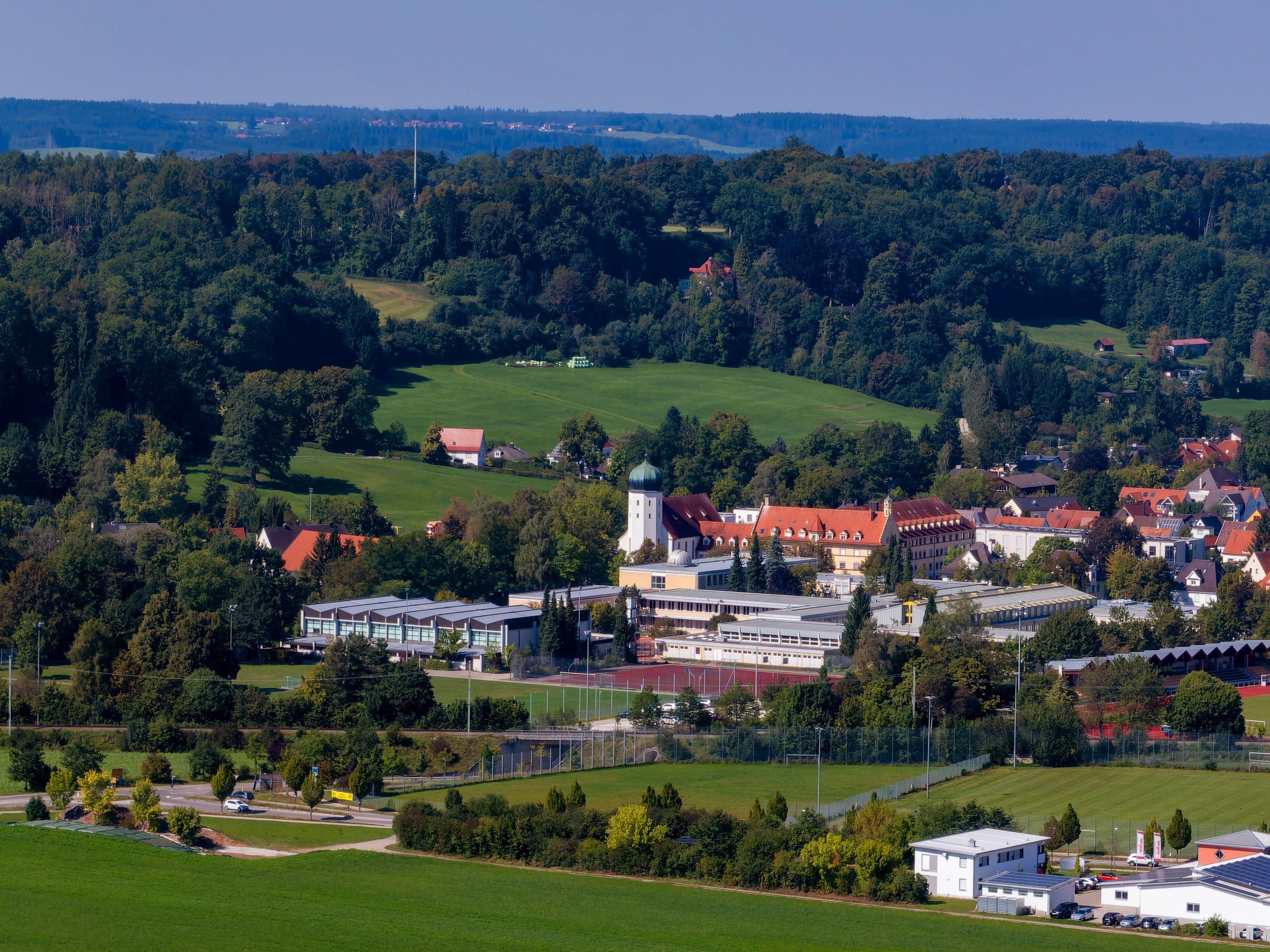 Archivbild: Das Gelände des Maristenkollegs in Mindelheim (im Hintergrund).