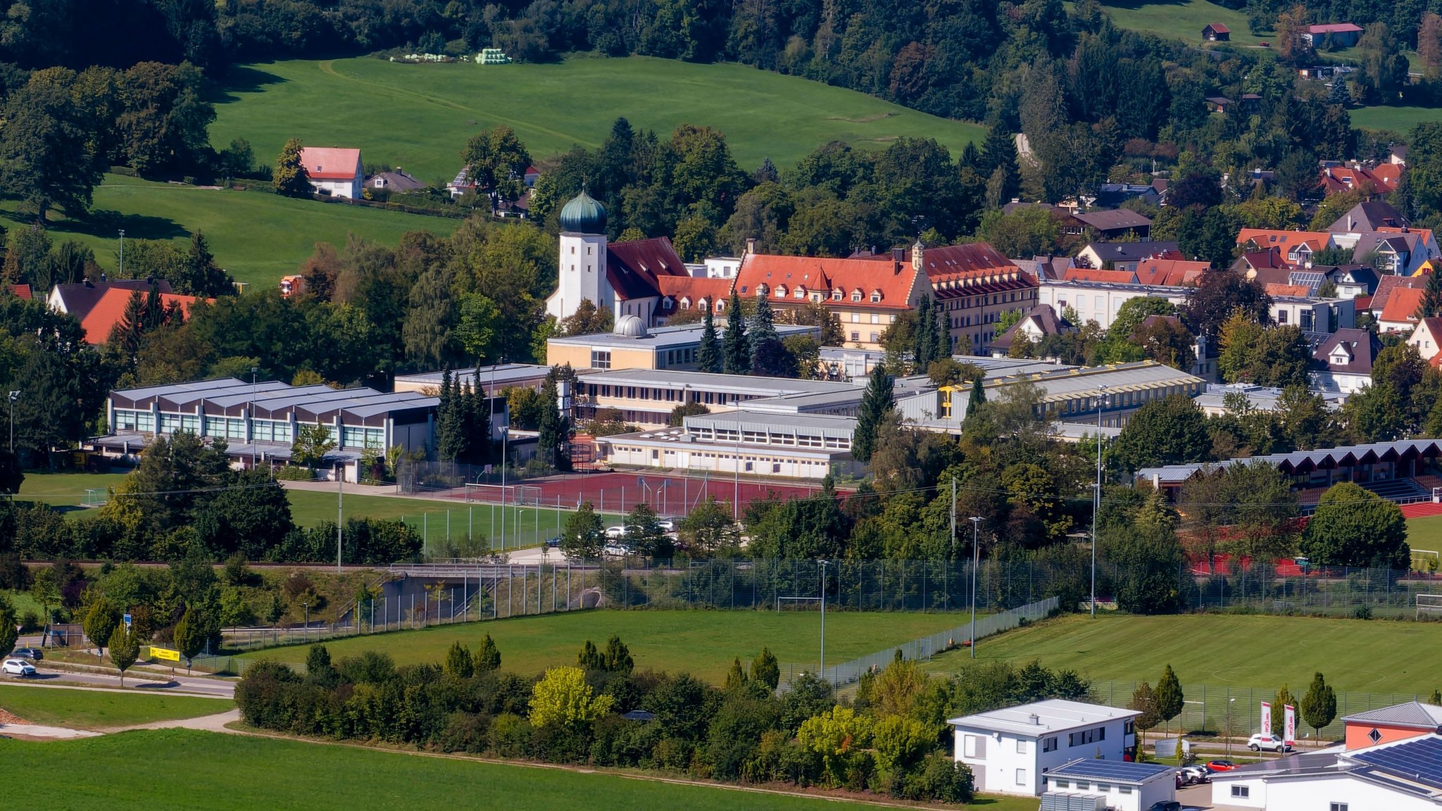 Archivbild: Das Gelände des Maristenkollegs in Mindelheim (im Hintergrund).