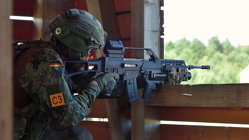 Ein Infanterie-Soldat der Bundeswehr sitzt während einer Gefechtsübung in einem Schießstand, hält eine Maschinenpistole im Anschlag und schaut durch das Zielfernrohr | Bild: picture alliance/Daniel Kubirski Ein Infanterie-Soldat der Bundeswehr sitzt während einer Gefechtsübung in einem Schießstand, hält eine Maschinenpistole im Anschlag und schaut durch das Zielfernrohr