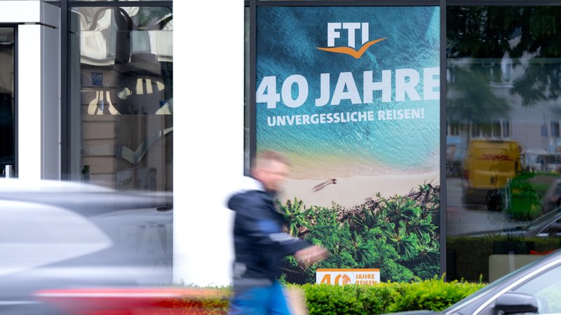 Ein Plakat des Reiseveranstalter FTI (FTI Group) mit der Aufschrift «FTI 40 Jahre unvergessliche Reisen!» an der Firmenzentrale in München. | Bild: dpa-Bildfunk/Sven Hoppe Ein Plakat des Reiseveranstalter FTI (FTI Group) mit der Aufschrift «FTI 40 Jahre unvergessliche Reisen!» an der Firmenzentrale in München.