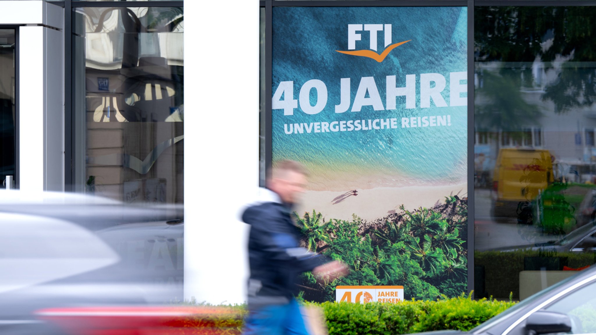 Ein Plakat des Reiseveranstalter FTI (FTI Group) mit der Aufschrift «FTI 40 Jahre unvergessliche Reisen!» an der Firmenzentrale in München.