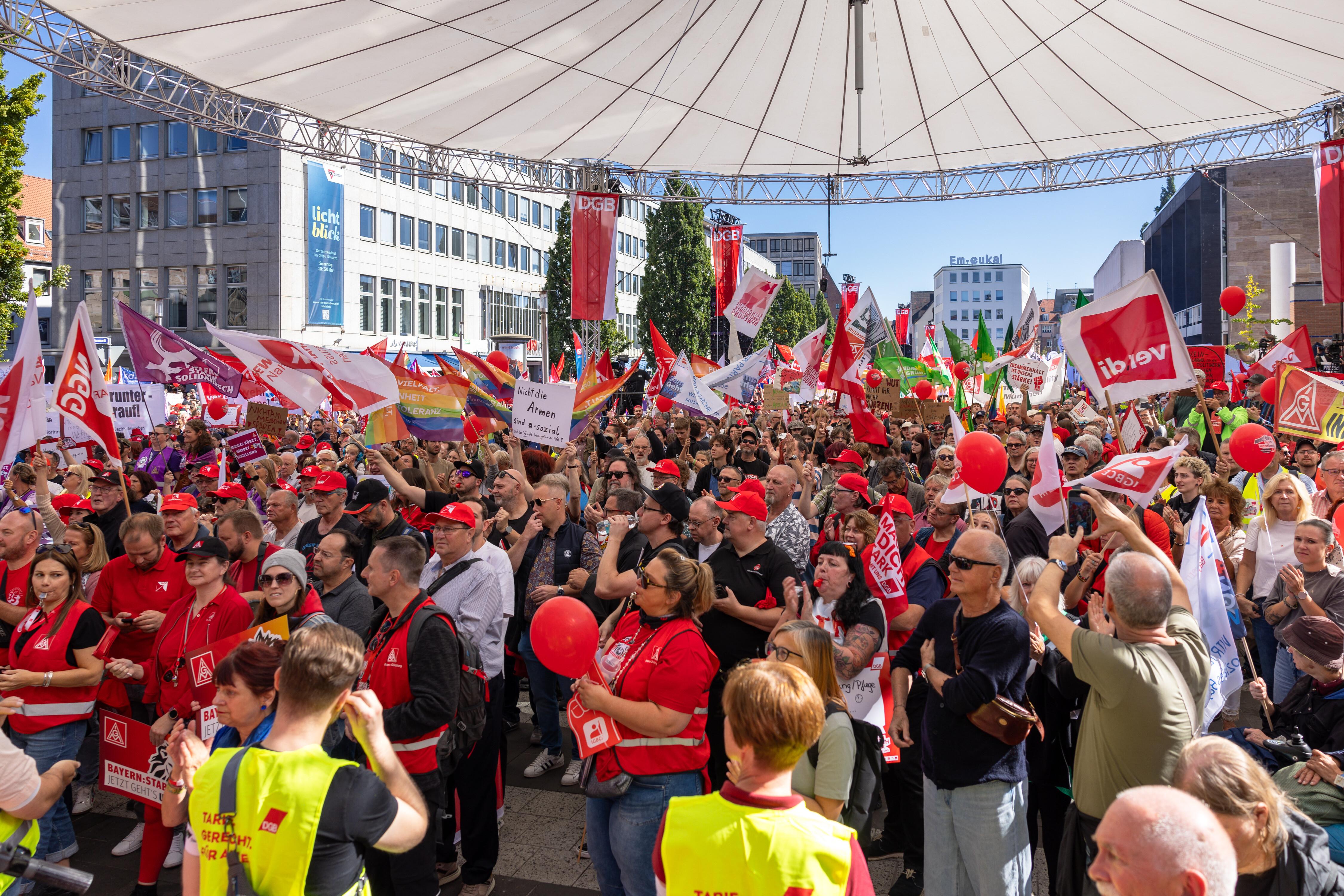 25,000 demonstrate in Nuremberg for a strong welfare state