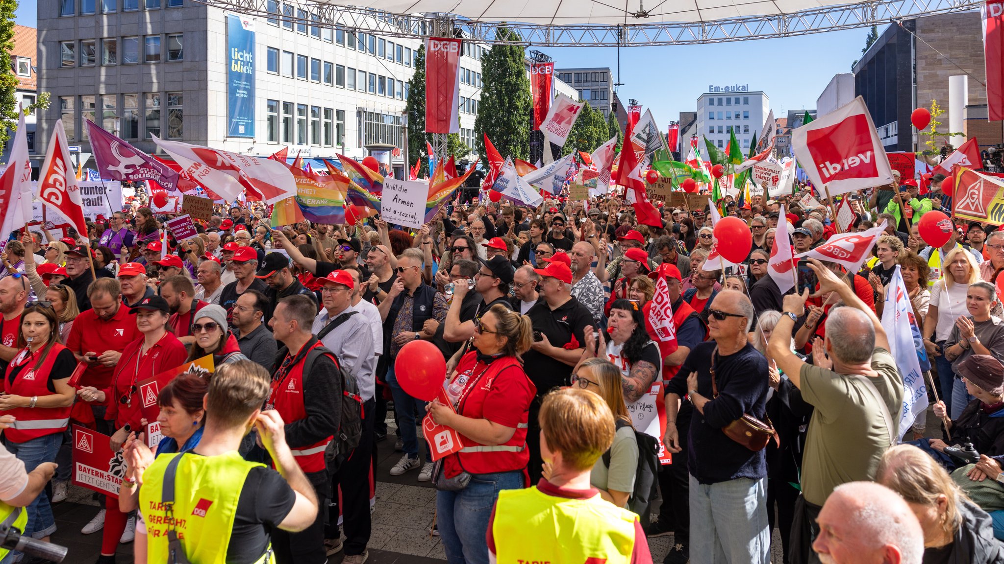 Zahlreiche Teilnehmerinnen und Teilnehmer versammeln sich am Kornmarkt zu einer Kundgebung des DGB Bayern unter dem Motto "Hart verdient!" | Bild: picture alliance / Eibner-Pressefoto | Eibner-Pressefoto/Ardan Fuessman Zahlreiche Teilnehmerinnen und Teilnehmer versammeln sich am Kornmarkt zu einer Kundgebung des DGB Bayern unter dem Motto "Hart verdient!"