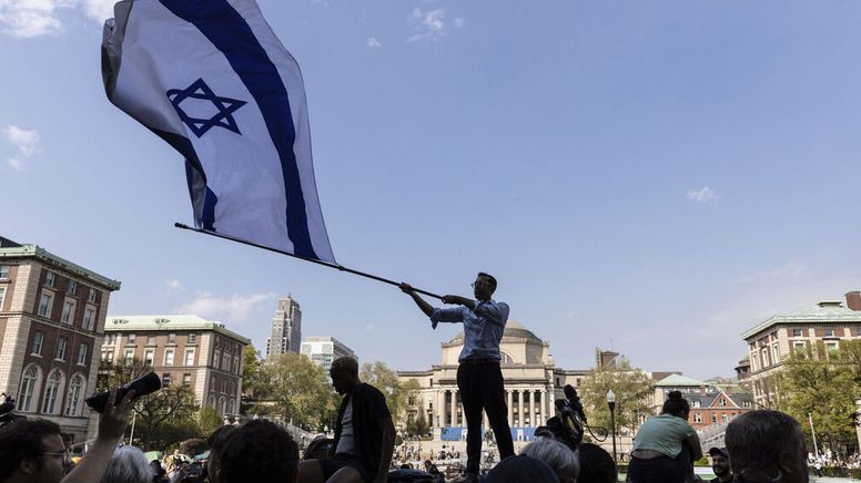 Symbolbild: David Lederer, Student im zweiten Semester an der Columbia University, schwenkt eine große israelische Flagge | Bild:dpa-Bildfunk/Stefan Jeremiah