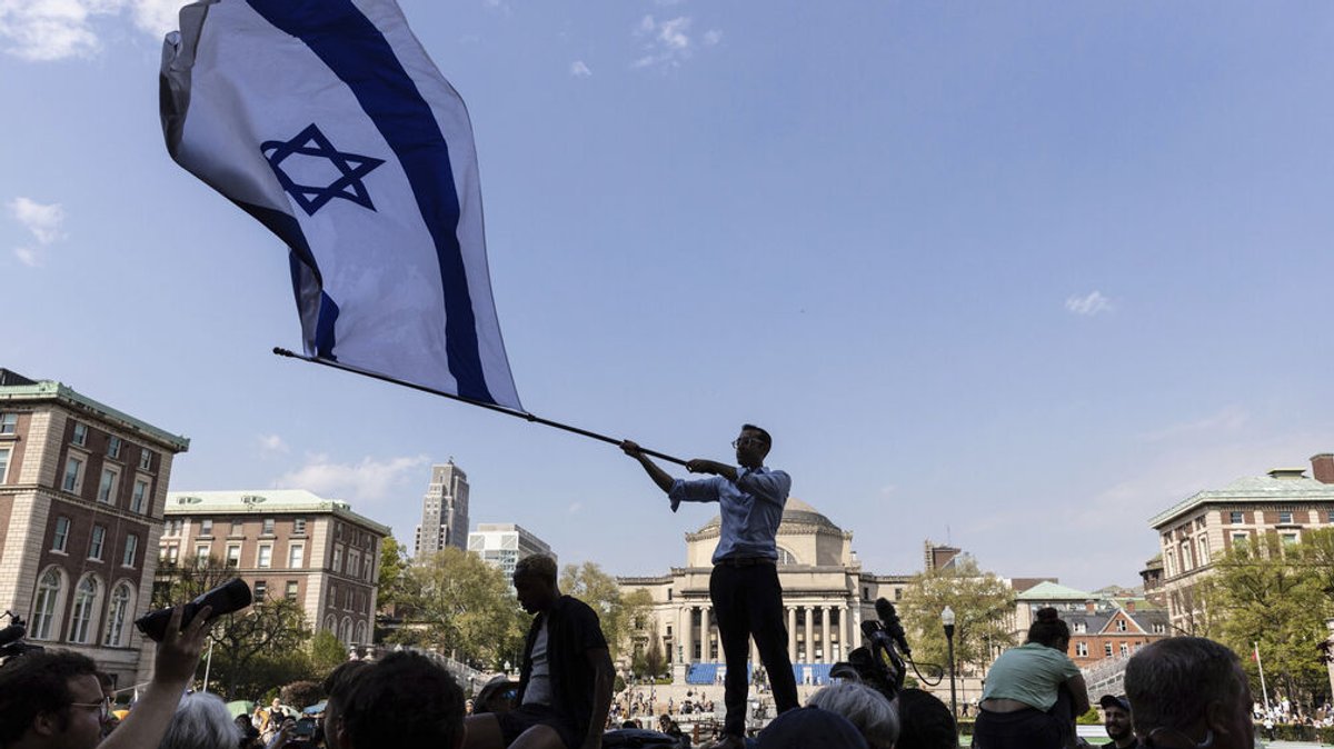 Symbolbild: David Lederer, Student im zweiten Semester an der Columbia University, schwenkt eine große israelische Flagge