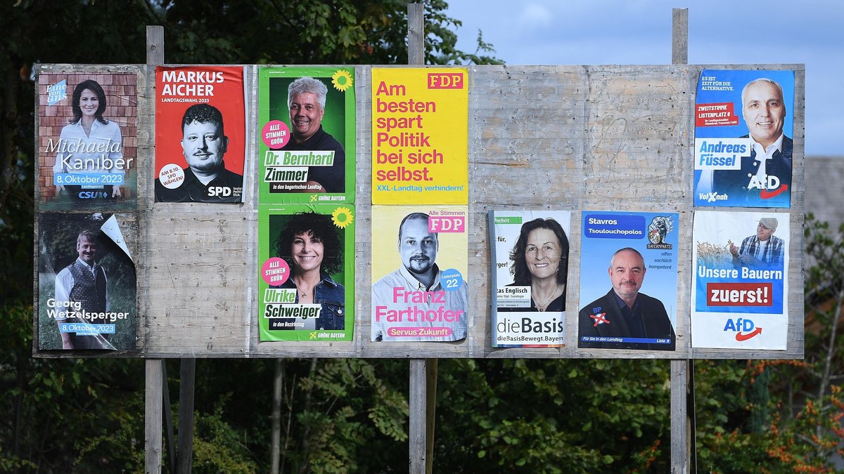 Die Landtagswahl in Bayern steht bevor: Wahlplakate der Parteien im Landkreis Berchtesgadener Land - klein und geordnet.