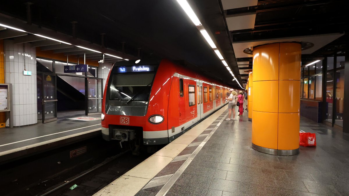 Betrunkener greift S-Bahn-Fahrgäste und Polizisten an