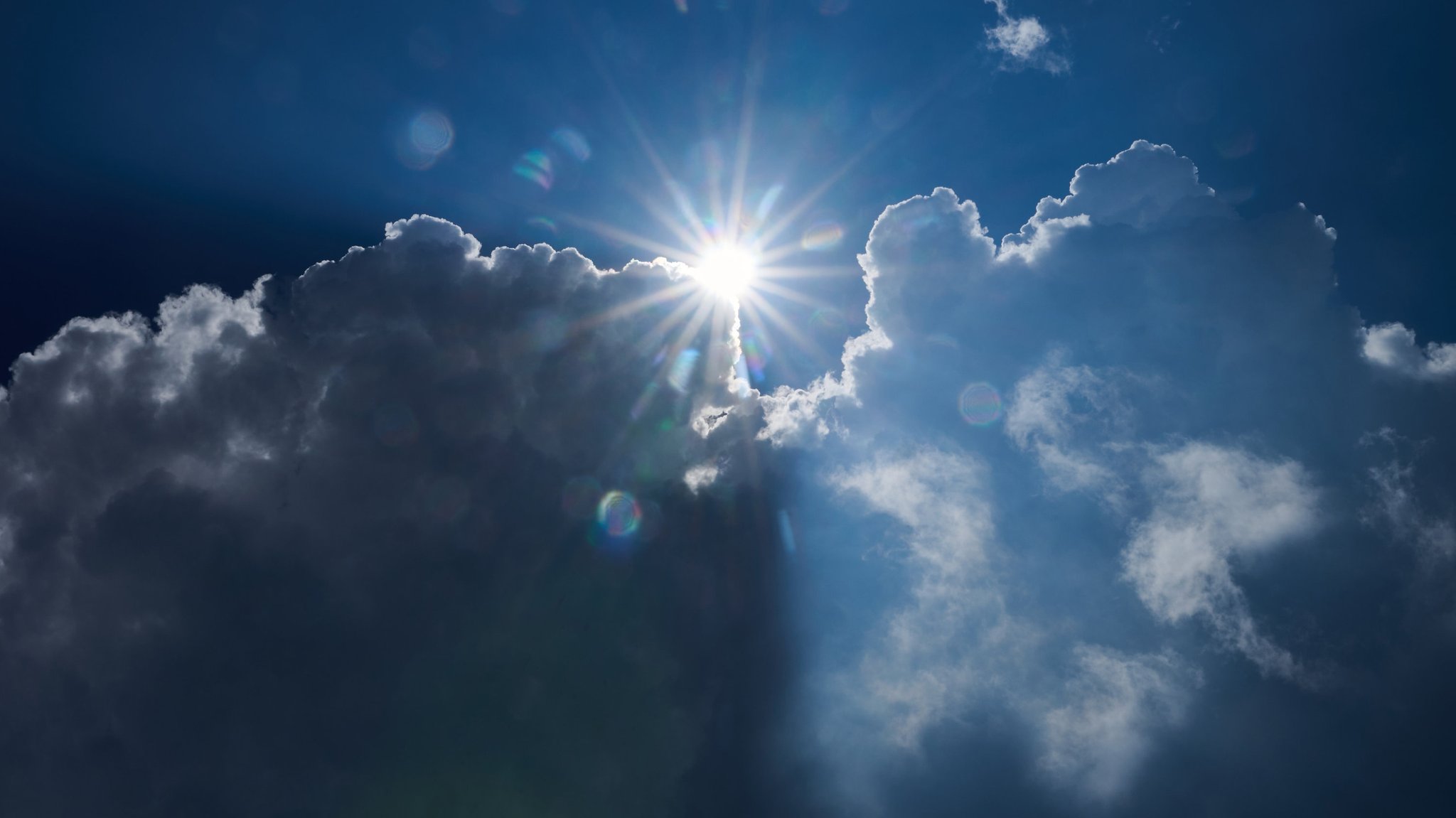 Dunkle Wolken ziehen auf