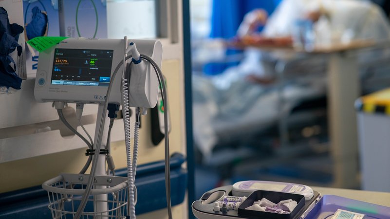 (Symbolbild) Während der Pandemie ein gewohntes Bild: Covid-19-Erkrankte im Krankenhaus. Das Virus ist noch immer gefährlich, sagen Forscher. | Bild: picture alliance / empics | Jeff Moore (Symbolbild) Während der Pandemie ein gewohntes Bild: Covid-19-Erkrankte im Krankenhaus. Das Virus ist noch immer gefährlich, sagen Forscher.