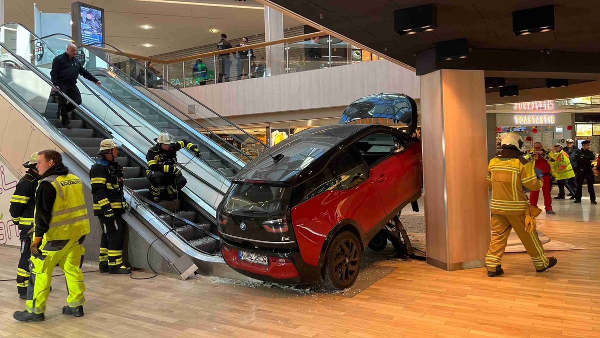 Auto fährt in Münchner Einkaufszentrum – Zwei Verletzte