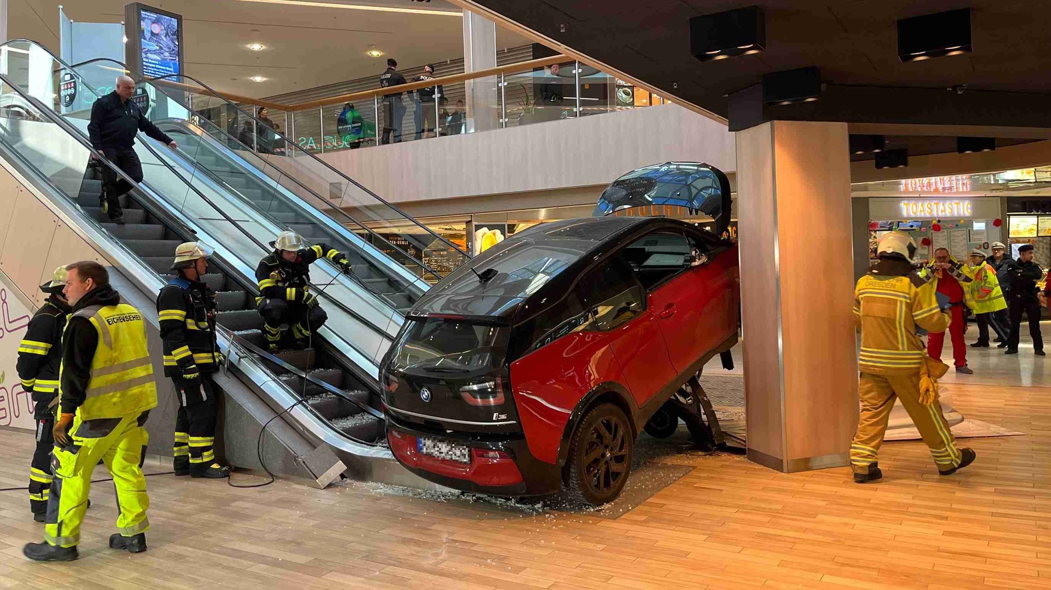 An der Rolltreppe kam das Auto zum Stehen.