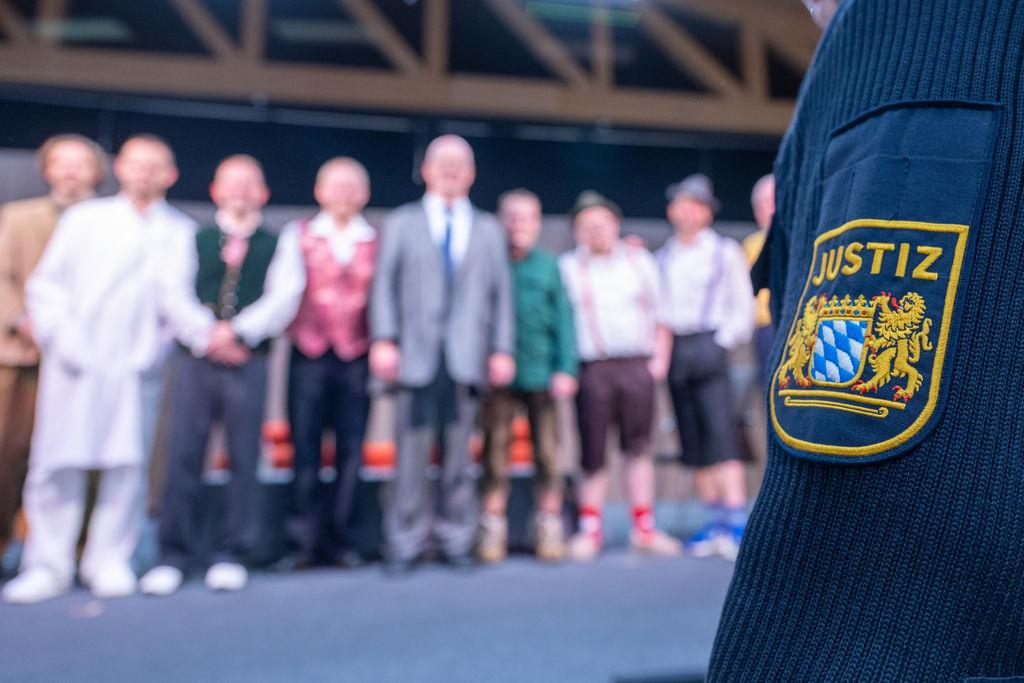 Häftlinge proben in der Justizvollzugsanstalt (JVA) Straubing ein Theaterstück. (Archivbild)