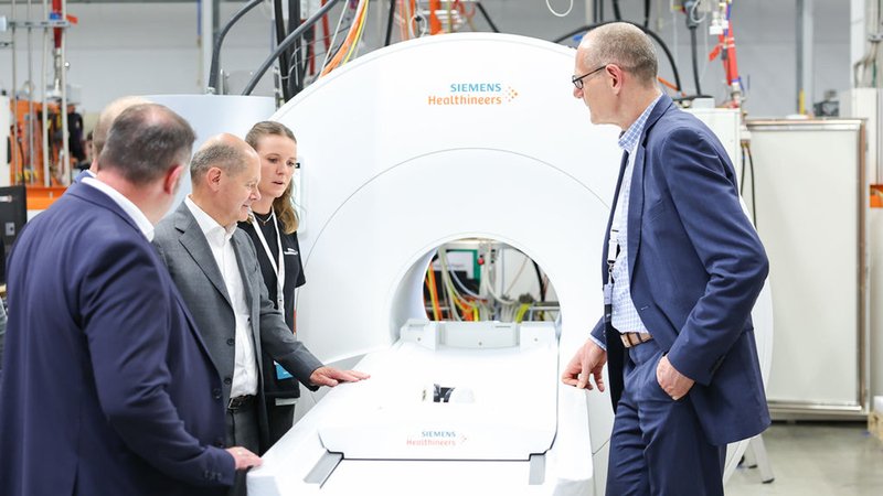 Bundeskanzler Olaf Scholz (2.v.l., SPD) steht während eines Besuchs der Siemens Healthineers AG in der Magnetresonanztomographie-Fertigung (MRT) an einem MRT in der Endprüfung. | Bild: dpa-Bildfunk/Daniel Karmann Bundeskanzler Olaf Scholz (2.v.l., SPD) steht während eines Besuchs der Siemens Healthineers AG in der Magnetresonanztomographie-Fertigung (MRT) an einem MRT in der Endprüfung.