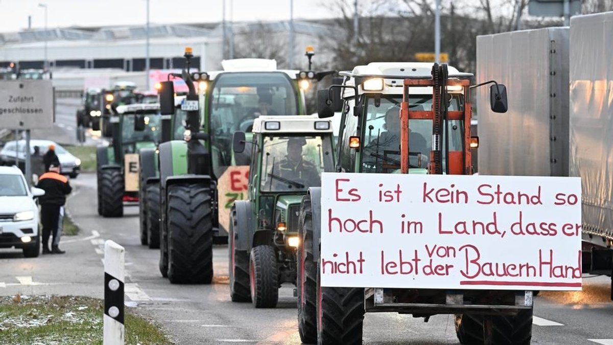 Bauern fahren in ihren Traktoren lagsam durch die Innenstadt von Ravensburg und lassen kein Fahrzeug überholen.