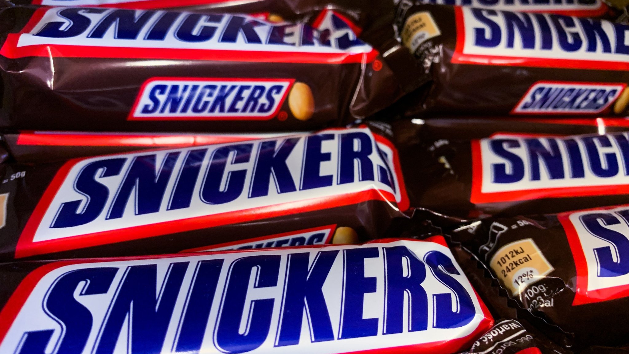 Snickers-Riegel liegen in einem Regal.