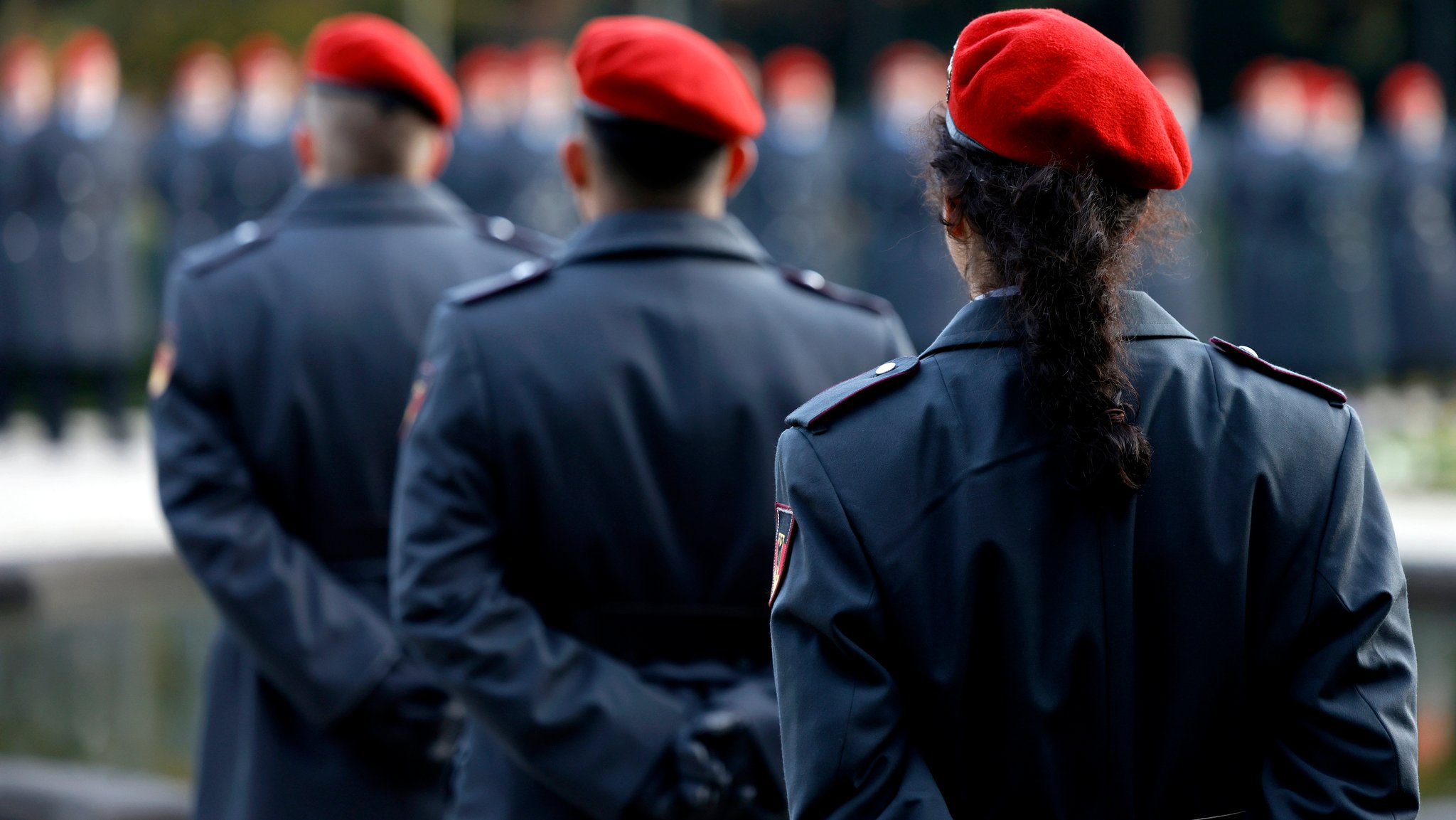 Rekruten und Rekrutinnen nehmen anlässlich des 66. Gründungsjahres der Bundeswehr am feierlichen Gelöbnis vor der Villa Hammerschmidt in Bonn teil (Archivbild).