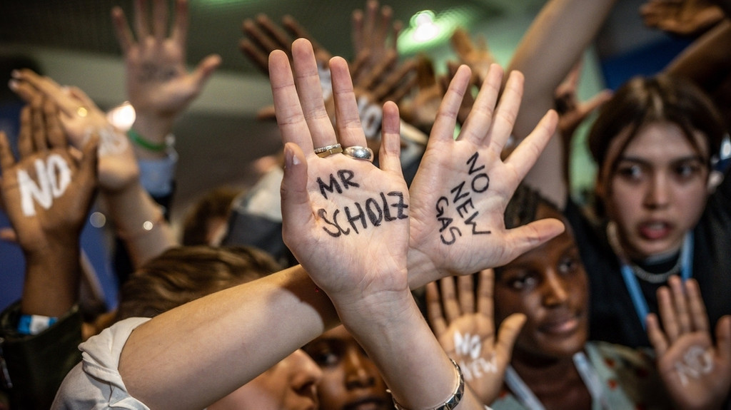 Eine Klimaaktivisten hält ihre Hände hoch. Darauf steht: Mr. Scholz, No new Gas