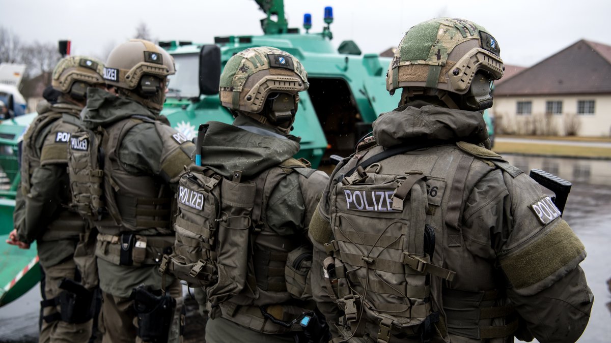 Polizisten in voller Montur vom Spezialeinsatzkommando Südbayern von hinten fotografiert (Symbolbild)