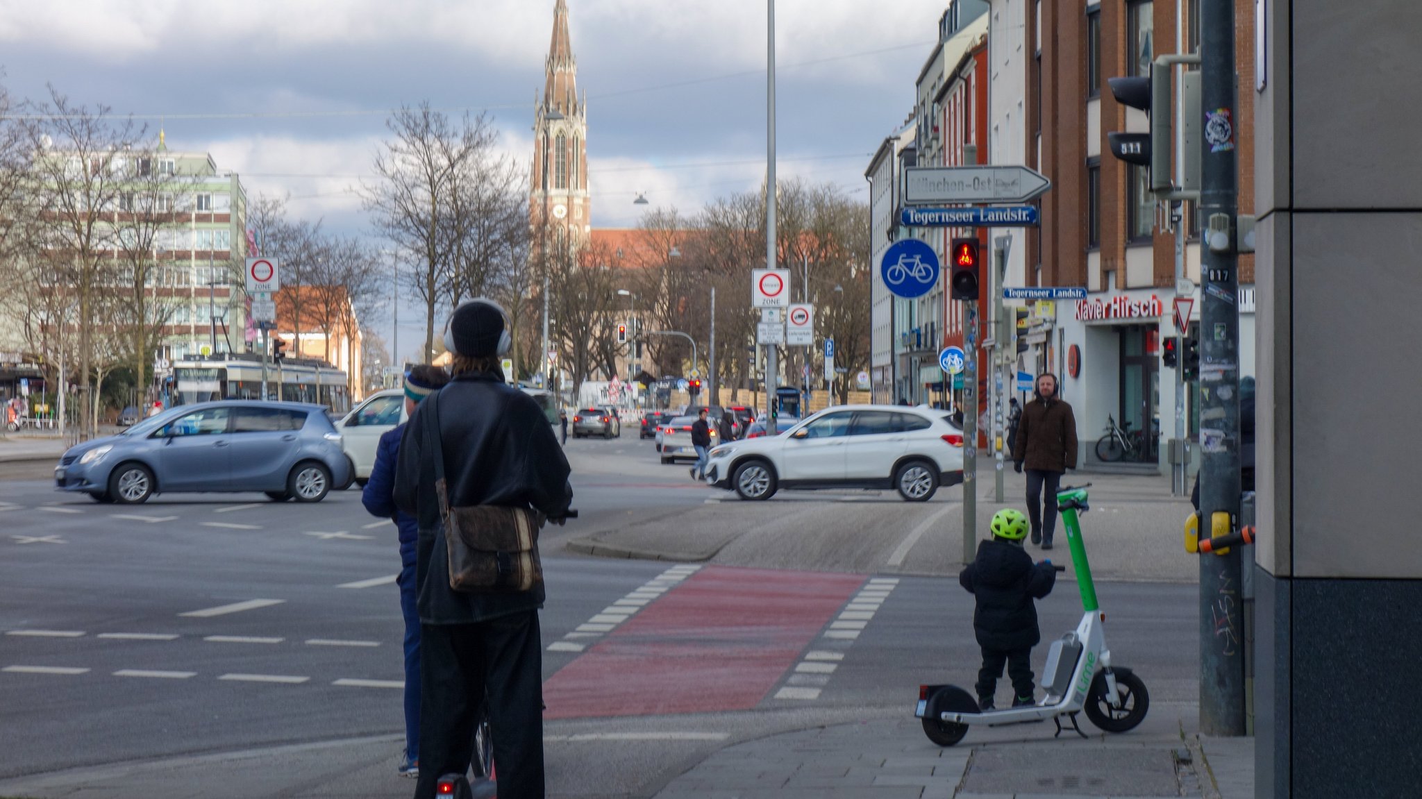 E-Scooter-Fahrer vor einer roten Ampel an der Kreuzung Tegernseer Landstraße in München.