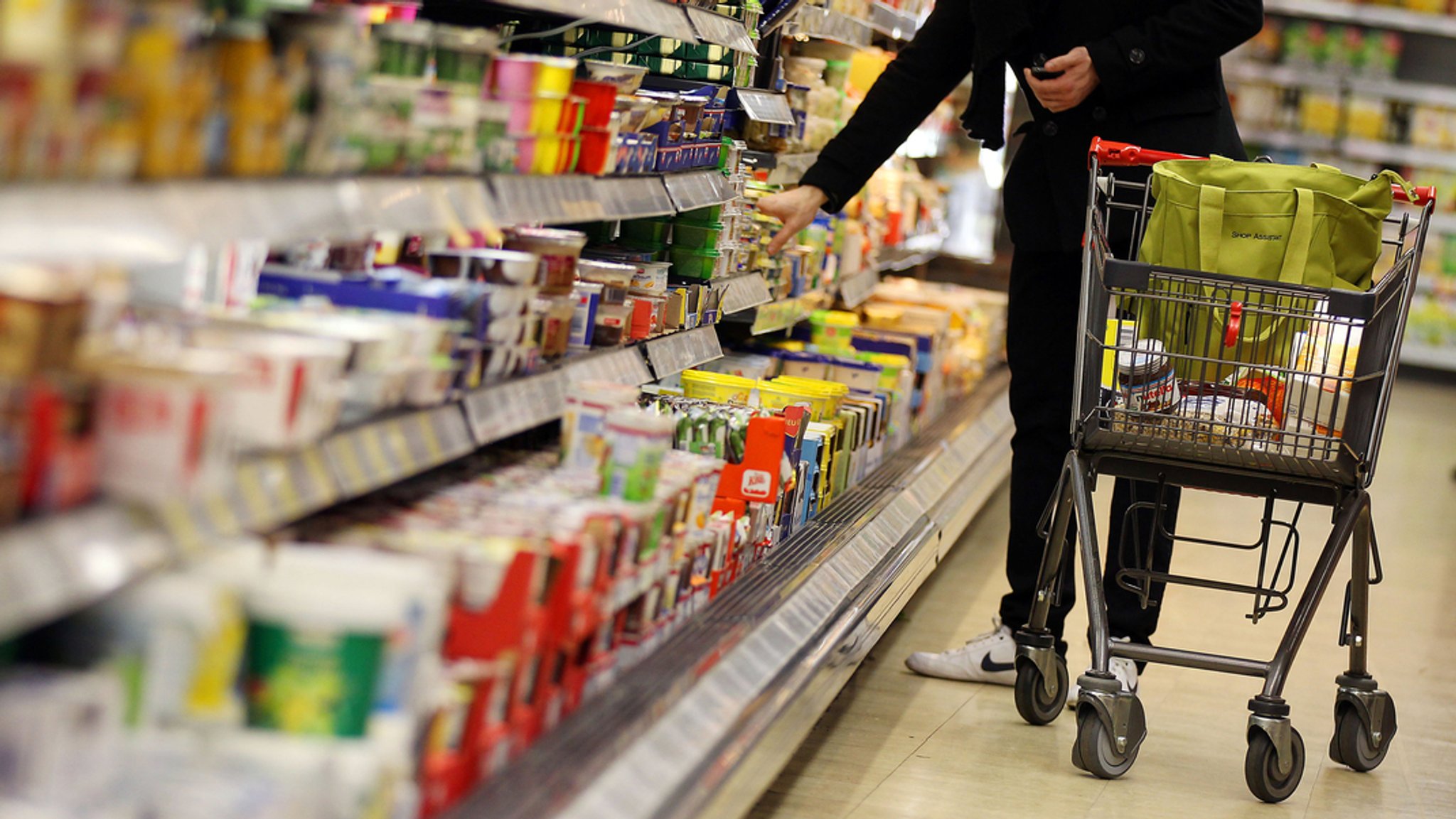 Ein Kunde steht vor dem Kühlregal. Im Supermarkt ist es manchmal schwierig, den Versuchungen zu widerstehen. 