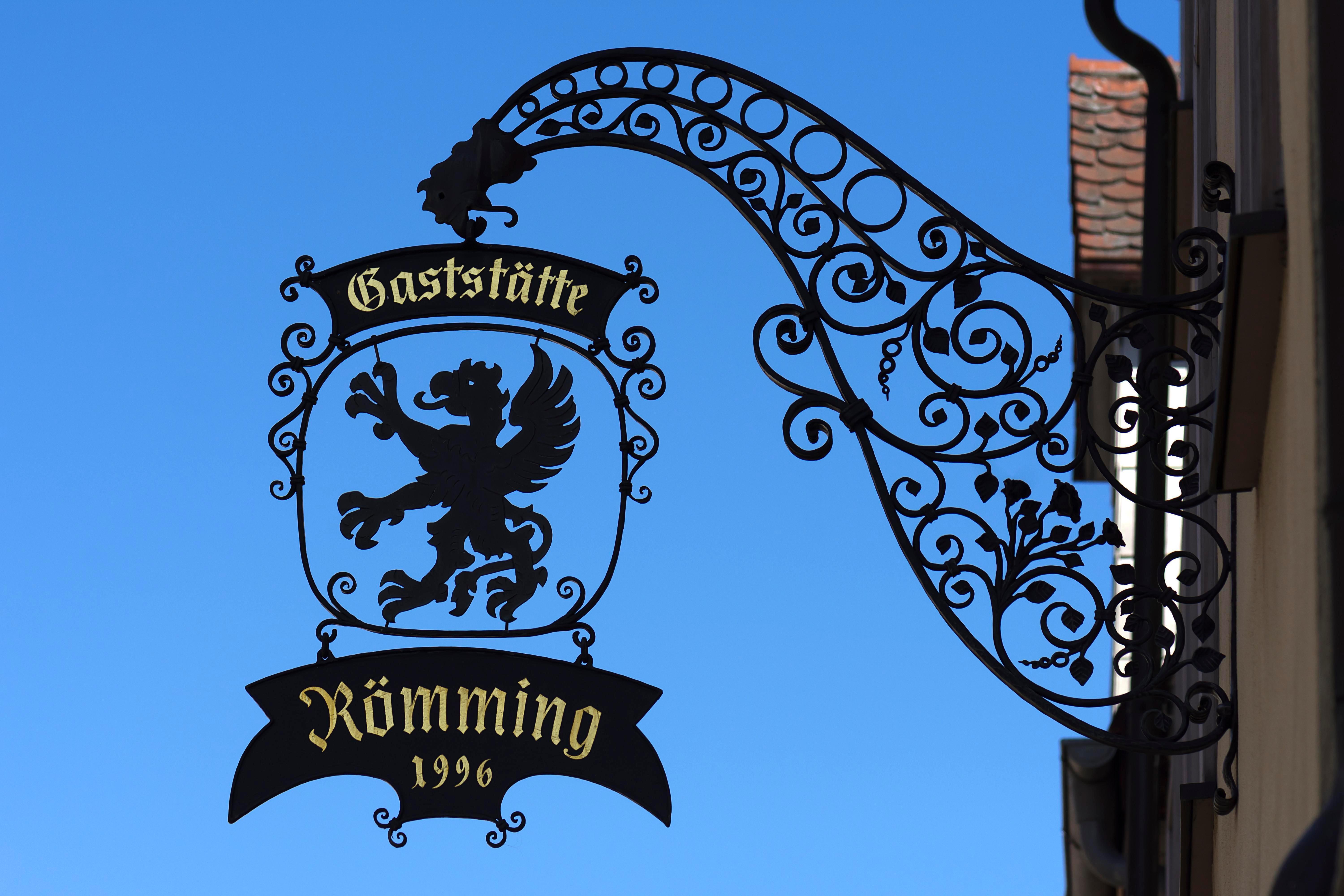 Schild einer Gaststätte mit schwarzem Adler 