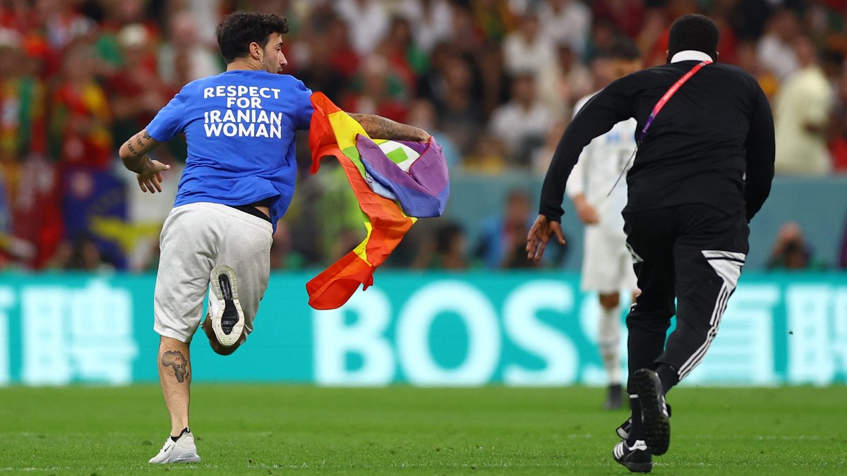 Flitzer mit Regenbogenfahne bei WM-Spiel Portugal gegen Uruguay