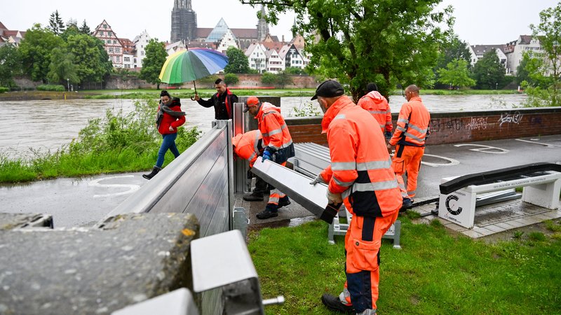 Die Hochwasserlage im Westen Bayerns spitzt sich zu. Ein erster Landkreis hat vorbereitend den Katastrophenfall ausgerufen. In Schwaben wird ein statistisches Jahrhunderthochwasser erwartet.