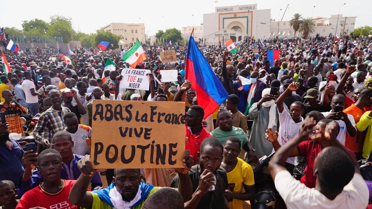 "Nieder mit Frankreich", "Lang lebe Putin" - mit derartigen Plakaten versammelten sich Pro-Junta-Demonstranten vor Frankreichs Botschaft Niamey.