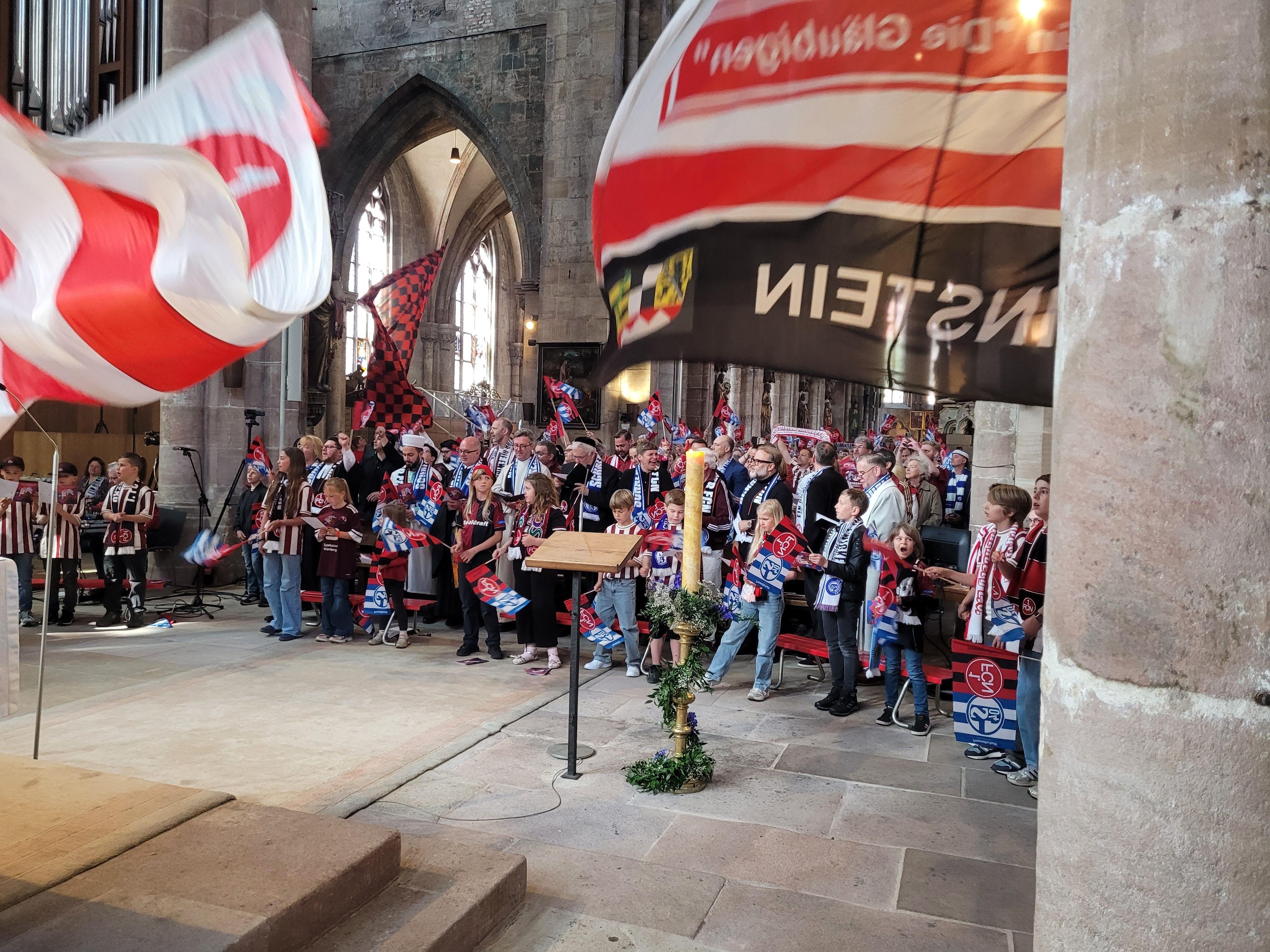 Volles Haus in der Sebalduskirche: Fans des 1. FC Nürnberg und des FC Schalke 04 feiern gemeinsam Gottesdienst.
