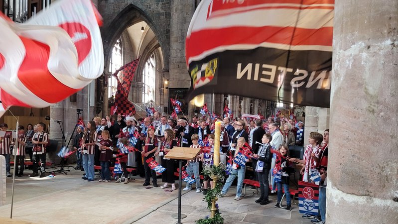 Volles Haus in der Sebalduskirche: Fans des 1. FC Nürnberg und des FC Schalke 04 feiern gemeinsam Gottesdienst. | Bild: BR/Franz Engeser Volles Haus in der Sebalduskirche: Fans des 1. FC Nürnberg und des FC Schalke 04 feiern gemeinsam Gottesdienst.