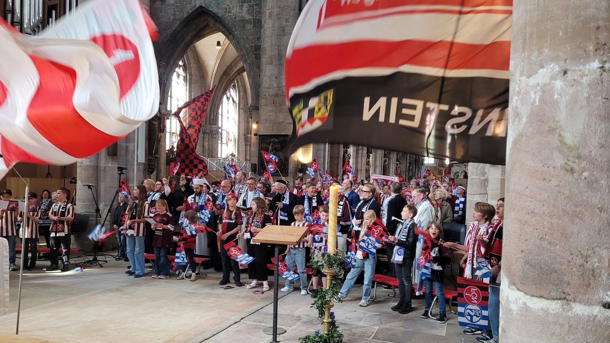 Fangesänge in der Kirche: 1.000 Clubfans feiern Gottesdienst