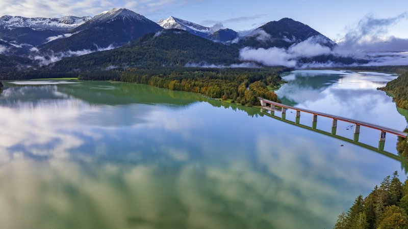 Der herbstliche Sylvensteinstpeicher | Bild: picture alliance / imageBROKER | Martina Melzer Der herbstliche Sylvensteinstpeicher