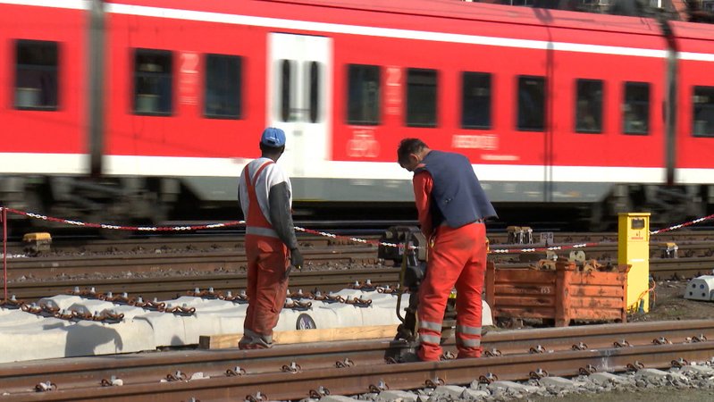 Die Bahn hat im ersten Halbjahr dieses Jahres tiefrote Zahlen geschrieben. | Bild: Bayerischer Rundfunk 2024 Die Bahn hat im ersten Halbjahr dieses Jahres tiefrote Zahlen geschrieben.