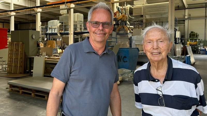 Martin Hess (links) führt zusammen mit seinem Vater Joachim Hess (rechts) das Unternehmen Intertec in Neustadt an der Donau. | Bild: Felicia Klinger/BR Martin Hess (links) führt zusammen mit seinem Vater Joachim Hess (rechts) das Unternehmen Intertec in Neustadt an der Donau.