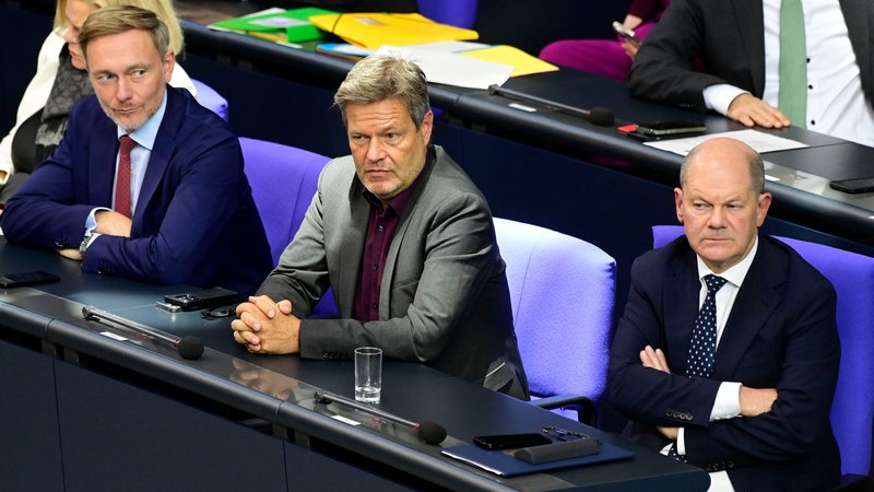 Christian Lindner, Robert Habeck und Olaf Scholz in der 193. Sitzung des Deutschen Bundestages im Reichstagsgebäude. Berlin, 16.10.2024. | Bild: picture alliance / Geisler-Fotopress | Frederic Kern/Geisler-Fotopresss Christian Lindner, Robert Habeck und Olaf Scholz in der 193. Sitzung des Deutschen Bundestages im Reichstagsgebäude. Berlin, 16.10.2024.