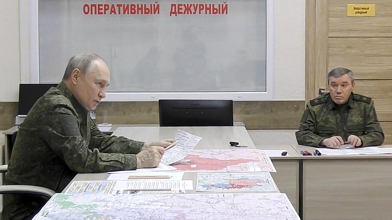 Der russische Präsident sitzt an einem Tisch mit Karten | Bild: Kremlin Press Office/Picture Alliance Der russische Präsident sitzt an einem Tisch mit Karten