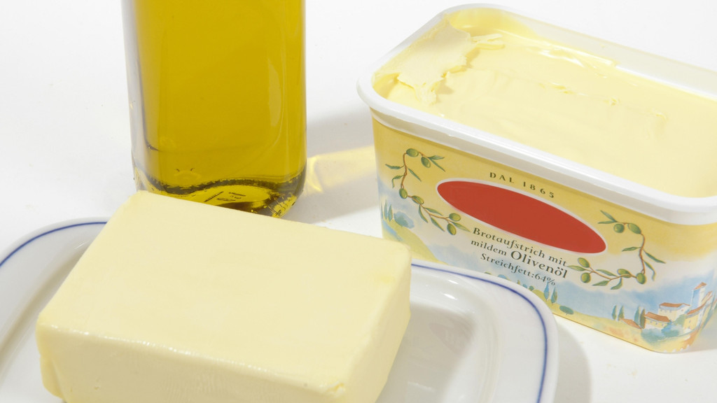 Margarine und Butter auf einem Tisch