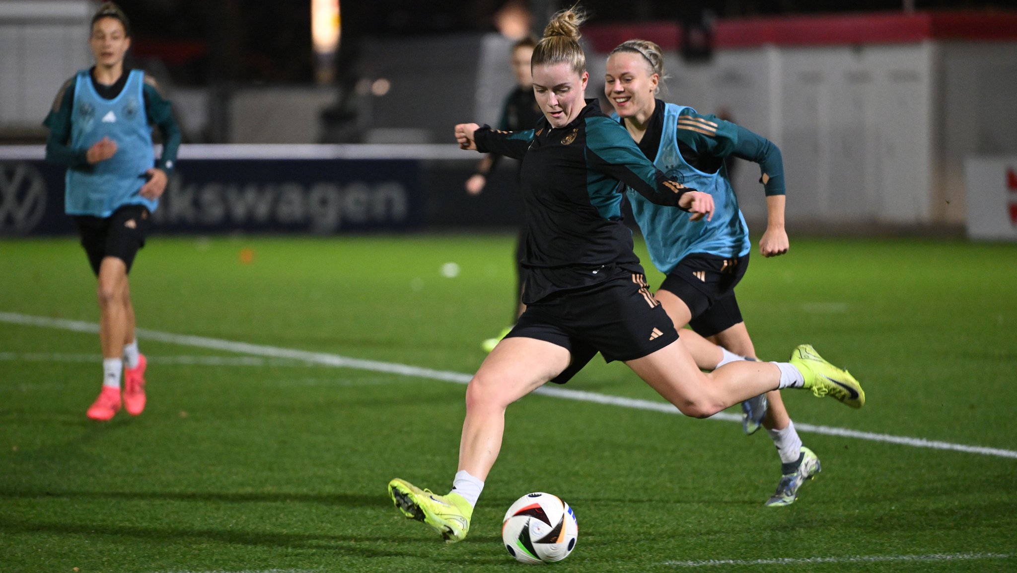 Alara Sehitler im DFB-Training mit Ball 